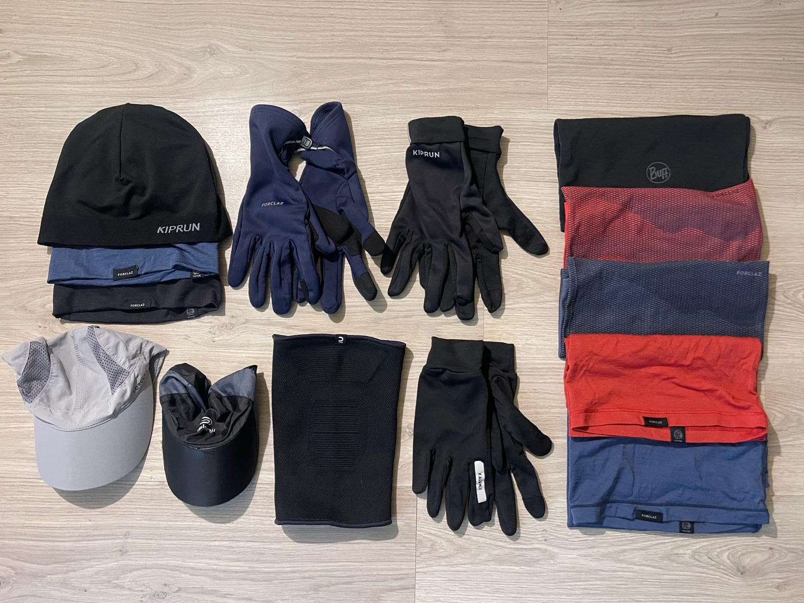 Running accessories including winter hats, caps for sun and rain, tactile gloves, merino and synthetic tube scarves, and knee support.